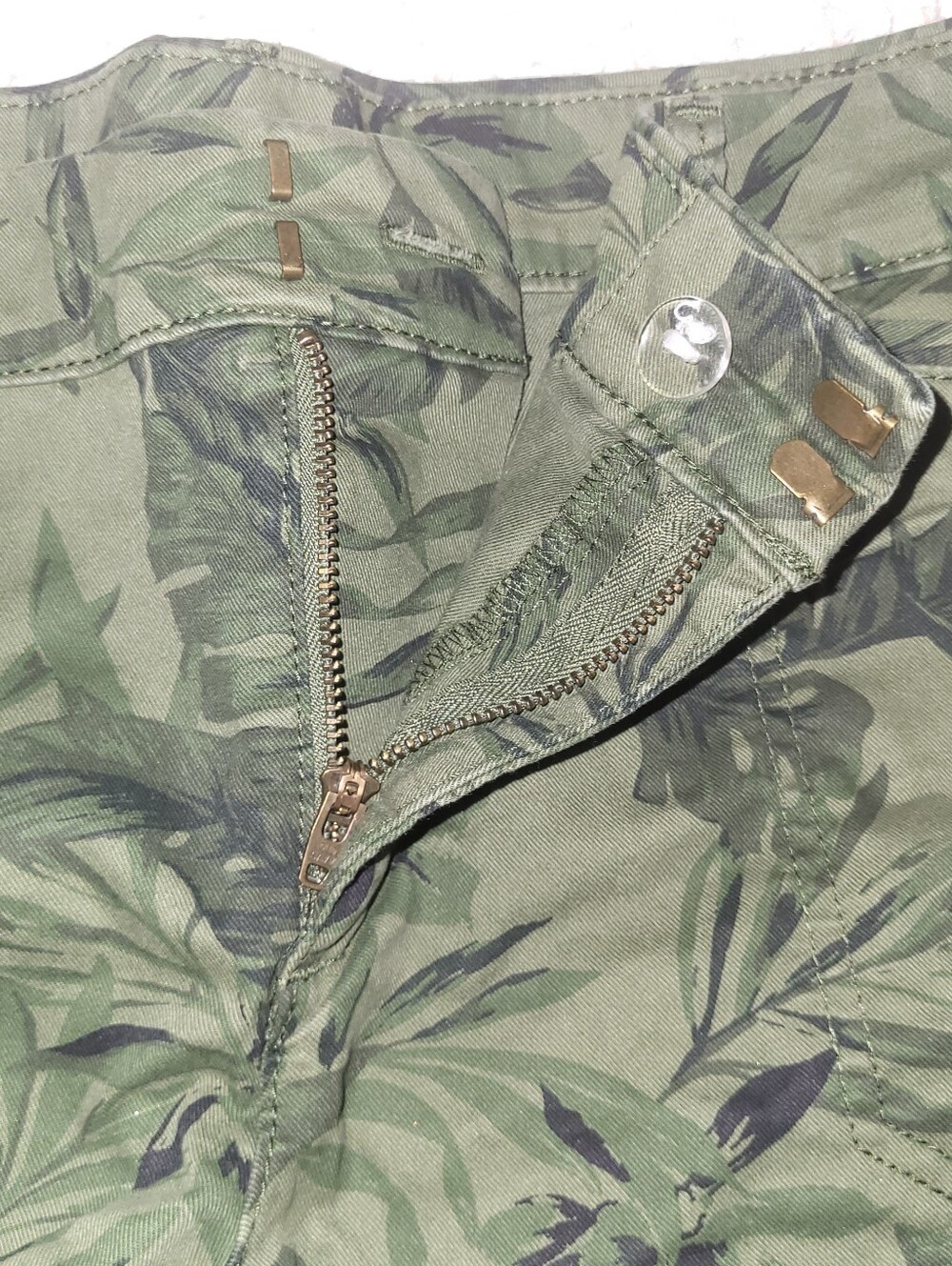 Old Navy Pixie Women's Shorts 10 Olive Tropical Palm Print Camo Streetwear - Picture 4 of 7